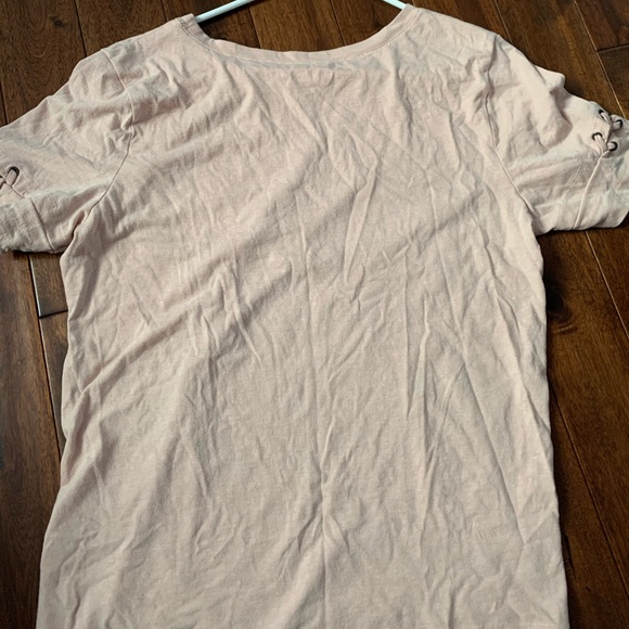 light pink crisscross sleeve t-shirt - Picture 2 of 2